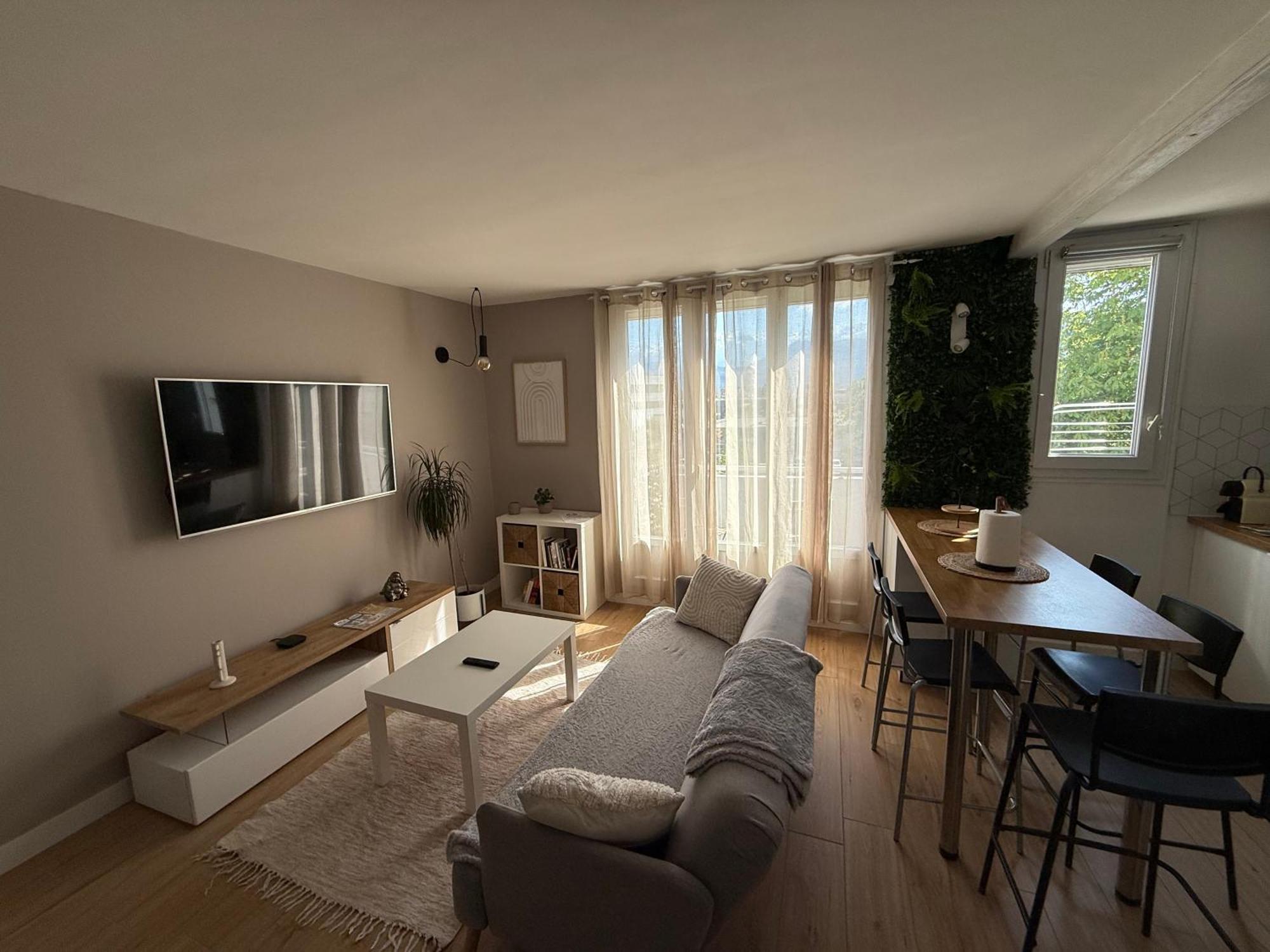 Appartement Superbe Duplex Avec Parking Gratuit *